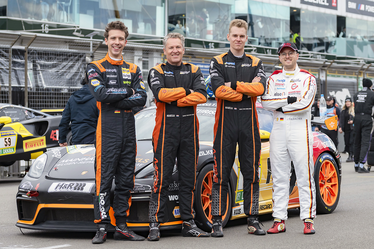 Jacob Erlbacher mit Team in der Startaufstellung vor dem Porsche zum 24h-Rennen auf der Nordschleife am Nürburgring