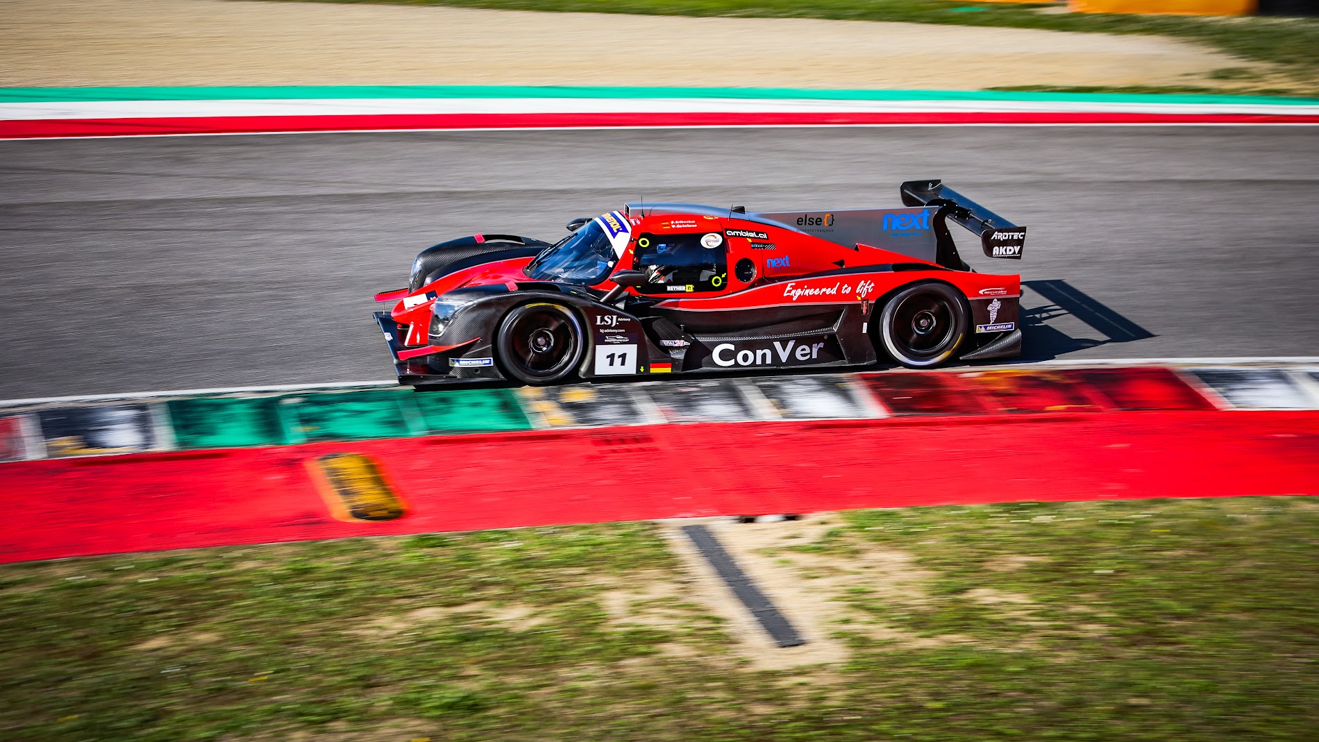 Jacob Erlbacher im LMP3 auf der Rennstrecke.