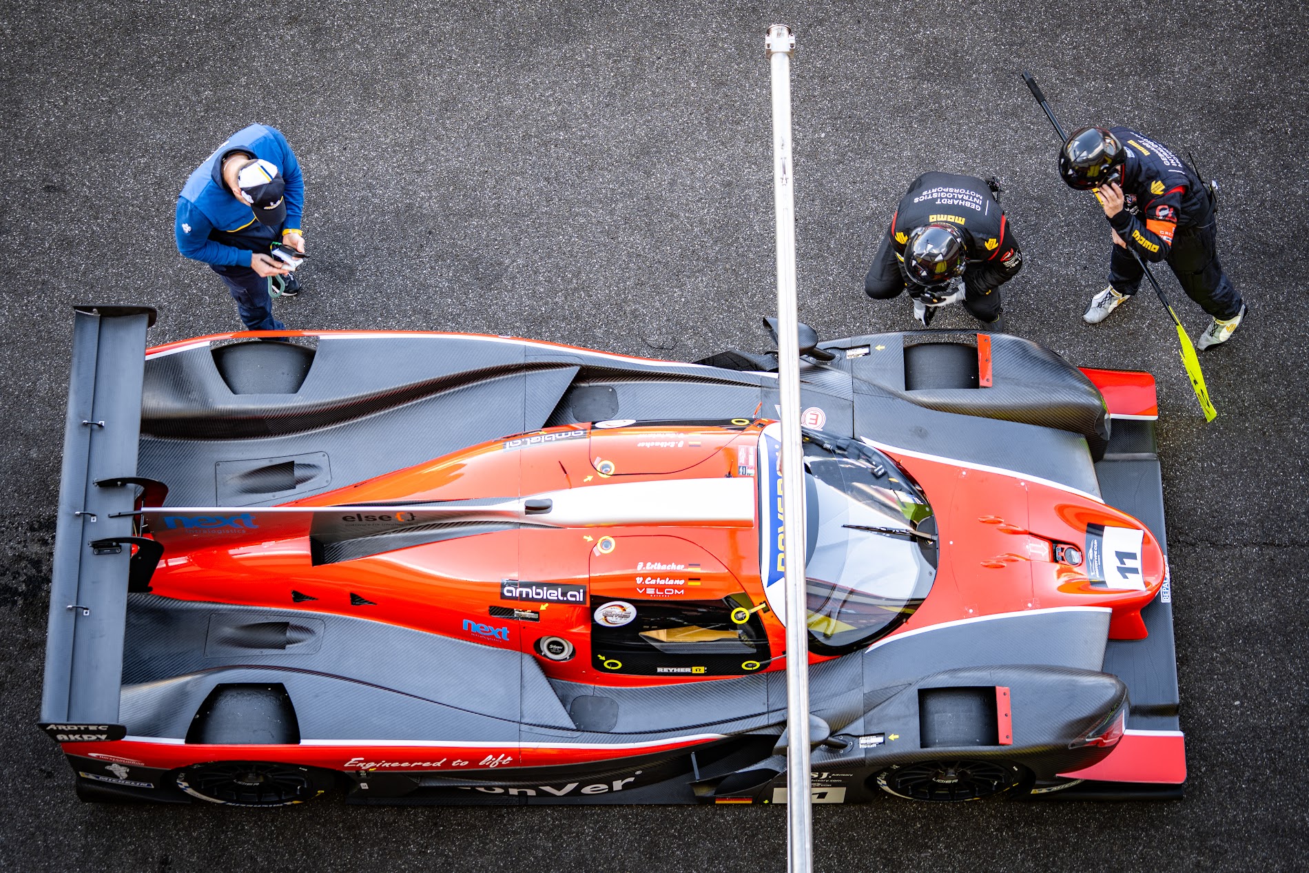 Teamarbeit in der Boxengassen_ Jacob Erlbacher im LMP3 vom GMS-Team
