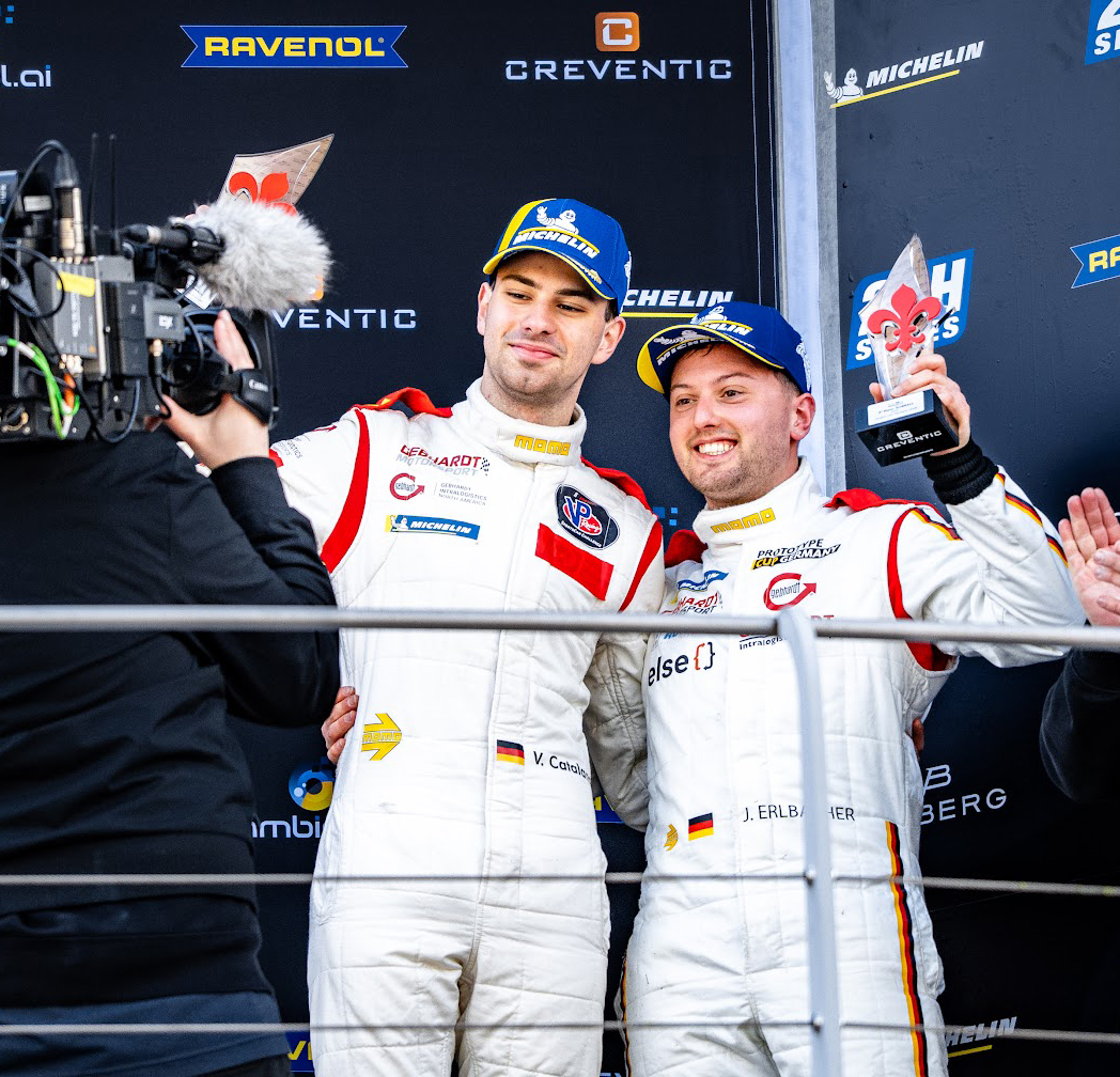 Jacob Erlbacher mit Valentino Catalano am Podium in Mugello